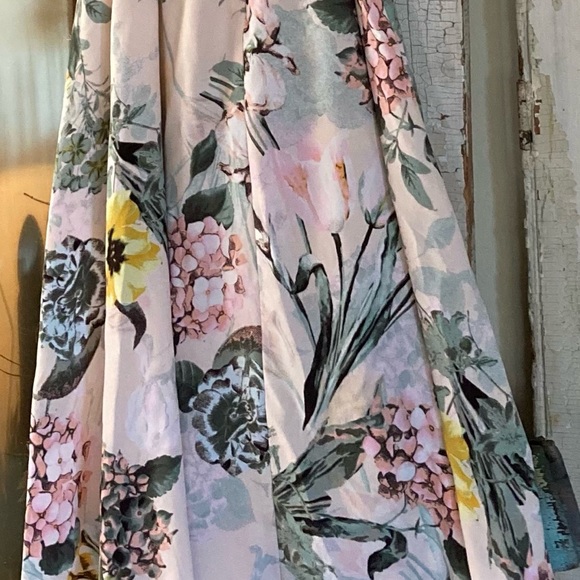 DN Designs Floral Ruffles High Low Short Sleeves Dress Tulips Hydrangeas - Picture 7 of 13